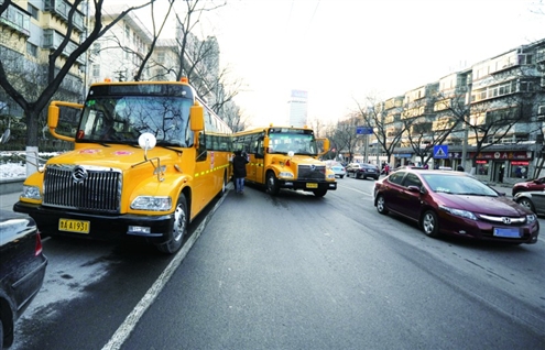 校車行駛時，不少私家車并未及時為校車讓路記者劉暢攝