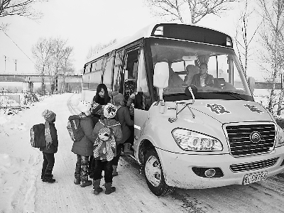 雙城市：風(fēng)雪鄉(xiāng)村路駛來“大鼻子”校車