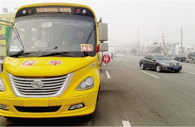 看見學生上下校車不避讓