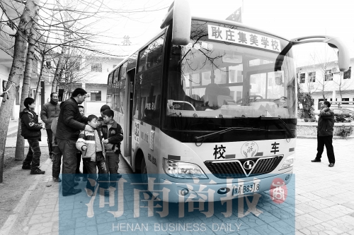 很多鄉(xiāng)鎮(zhèn)學(xué)校都購(gòu)買(mǎi)了先進(jìn)的校車(chē)確保學(xué)生們上下學(xué)安全，但學(xué)校在使用校車(chē)中遇到尷尬