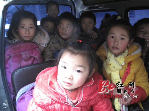 湘鄉(xiāng)校車安全專項(xiàng)整治4輛“黑校車”各處1萬(wàn)元罰款