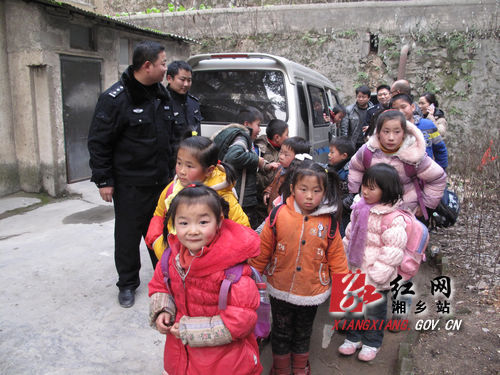 湘鄉(xiāng)校車安全專項(xiàng)整治4輛“黑校車”各處1萬(wàn)元罰款