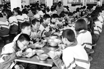 平陰去年48輛校車(chē)上路 1.5萬(wàn)學(xué)生吃上營(yíng)養(yǎng)餐