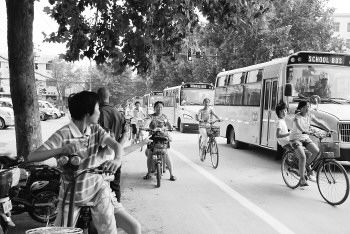 平陰去年48輛校車(chē)上路 1.5萬(wàn)學(xué)生吃上營(yíng)養(yǎng)餐