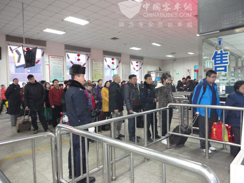 客運(yùn)站的旅客有序排隊(duì)檢票上車