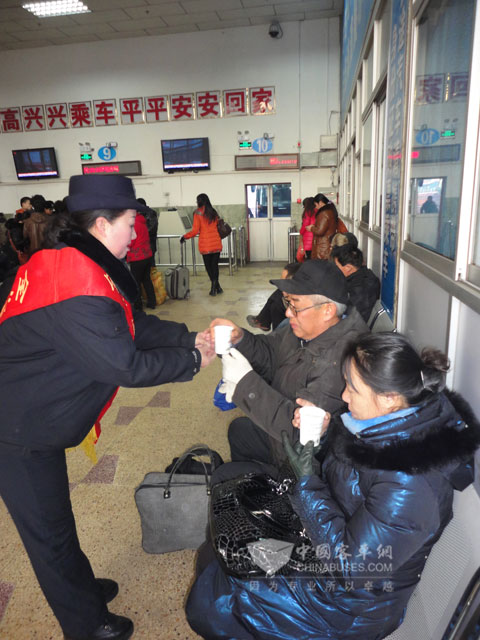 乘務(wù)員為旅客免費(fèi)送開(kāi)水