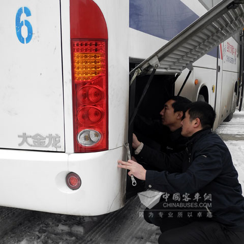 售后服務(wù)人員提前走訪為客戶排查安全隱患
