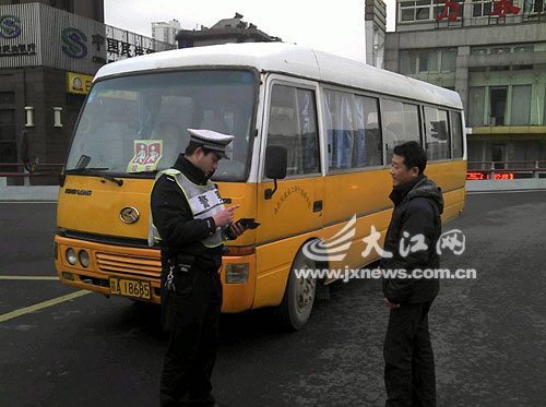 開校車打電話抽煙 司機跟鬧著玩似的