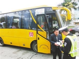 交警正在依法處理超載的校車。 深圳晚報記者雷丹 攝