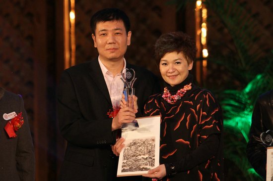 柯以敏攜《校車》領(lǐng)愛(ài)心大獎(jiǎng) 獻(xiàn)唱《給孩子》