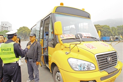 珠海：4月1日起執(zhí)行公安部校車(chē)新規(guī) 昨開(kāi)展專(zhuān)項(xiàng)檢查