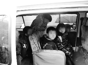 載著六名幼兒園孩子的甘A·DS406面包車被交警攔停。本報記者 李丹 攝