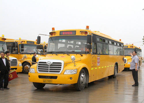 童安牽手海格校車   為廣東學(xué)童鋪就安全之路