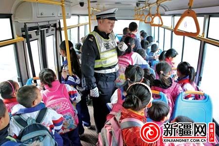 本報(bào)訊（記者丁璐）3月21日9時(shí)許，水區(qū)交警大隊(duì)南湖中隊(duì)交警張雁在新興街與新民西街交會(huì)處，攔截了一輛小型公交車。上車檢查時(shí)發(fā)現(xiàn)，車上坐了40名小學(xué)生。
