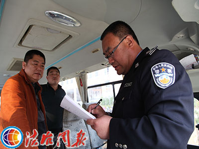山東費縣對校車開展拉網式安全隱患大排查
