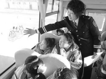 防止學生亂坐 萊西校車用卡通圖標明位次