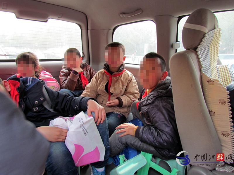 南京一輛東風商務七座校車竟載十多人