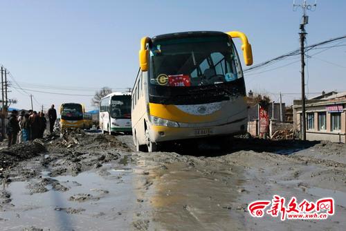 校車被困在馬路大坑中