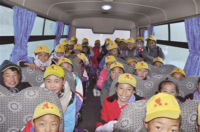 校車?yán)?，同學(xué)們有說有笑，孩子們天真純潔的一面一覽無余。 本報記者 王勻 攝