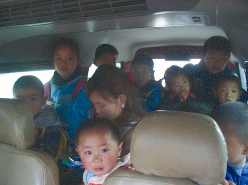 荊州市交警突查校車(chē) 6輛校車(chē)均超載100%以上