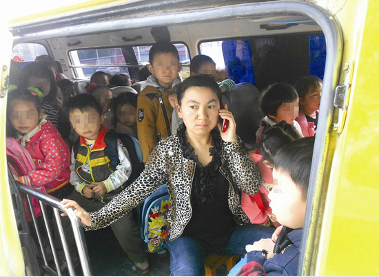 校車核載13人實(shí)際載28名幼兒 民警當(dāng)即扣留該車