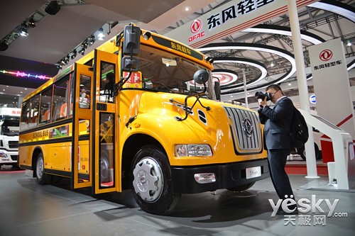 精彩豪車看不停 關愛學生校車也開來湊熱鬧