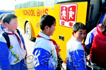 3.5萬學生坐上平安校車