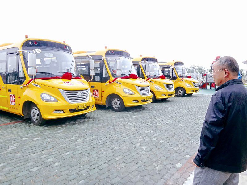 “大鼻子”校車配發多日 學生仍擠“麻木”上學