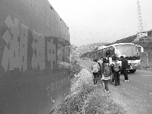 校車終于來了，湖灘中學(xué)的13名學(xué)生依次上車。