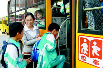 文登:“校車”十年越跑路越寬