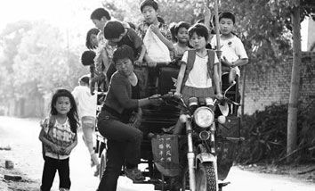 畫里有話:超載的“校車” 