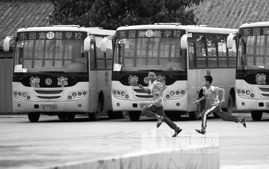 校車(chē)改裝 民辦學(xué)校叫苦喊難