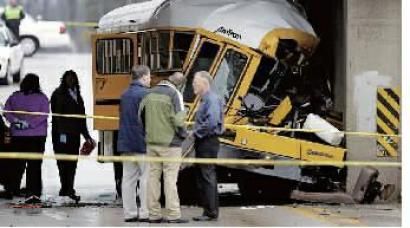 美國校車發生百年一遇事故55人受傷