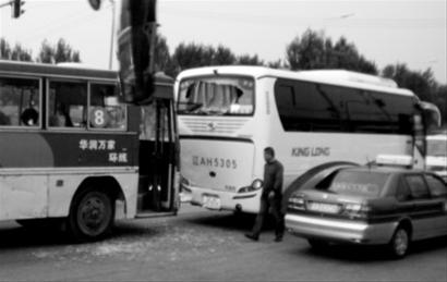 沈陽：“校車”撞大客 5名小學生受傷