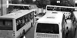 沒有校車千余名孩子上學受影響（視頻截圖）