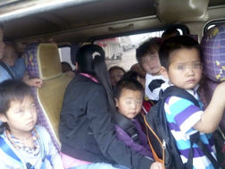 “黑校車”擠滿孩子