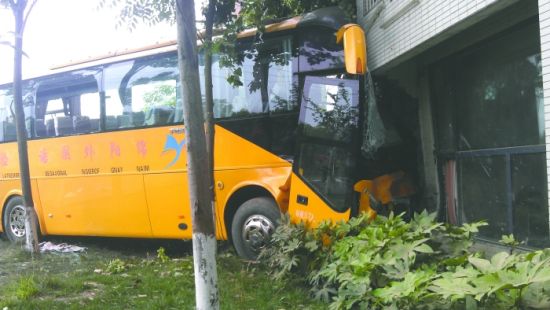 事故大巴撞上房屋外墻