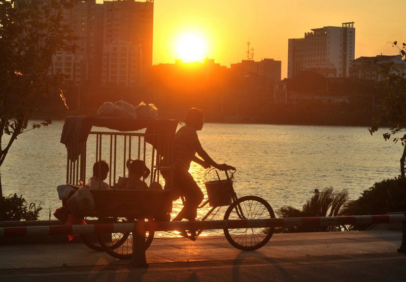 老婦自制籠子校車接送外孫女 安全舒適防人販 老婦自制籠子校車接送外孫女 安全舒適防人販