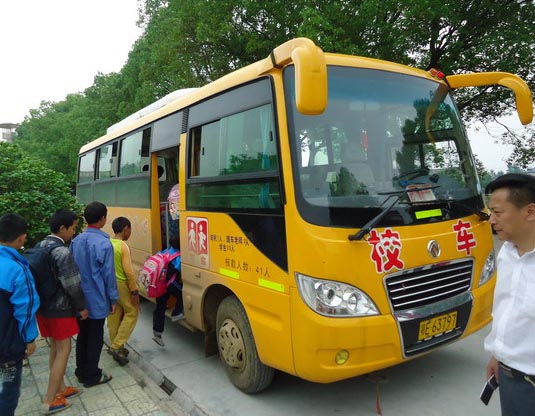 湖北當陽市半月鎮代表、委員跟車體驗校車