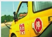 長(zhǎng)沙一校車司機(jī)“秀特技” 邊開(kāi)車邊彈煙灰(圖) 