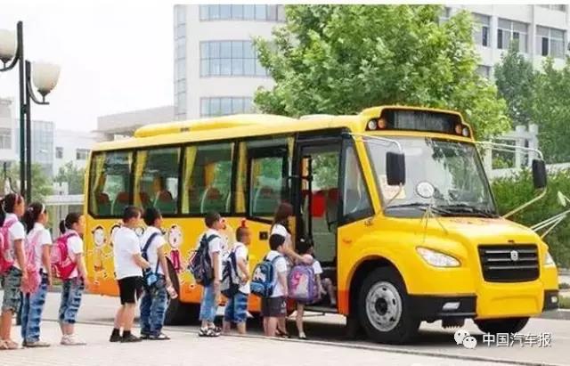 是誰攔了校車的路？