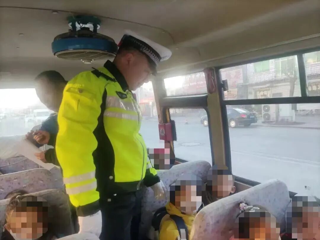 文明交通 禮行天下 | 護航“上學路”!本溪交警擰緊校車安全閥 文明交通 禮行天下 | 護航“上學路”!本溪交警擰緊校車安全閥