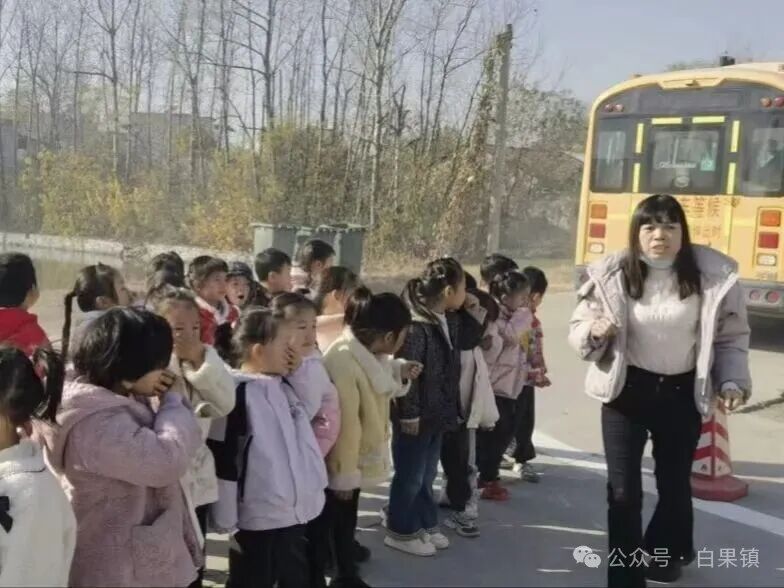 “小手拉大手·平安校車(chē)行”——麻城市第二幼兒園白果園區(qū)校車(chē)安全應(yīng)急演練紀(jì)實(shí)