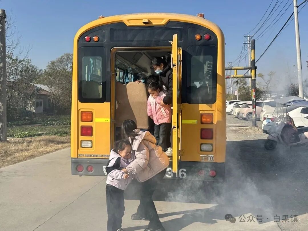 “小手拉大手·平安校車(chē)行”——麻城市第二幼兒園白果園區(qū)校車(chē)安全應(yīng)急演練紀(jì)實(shí)