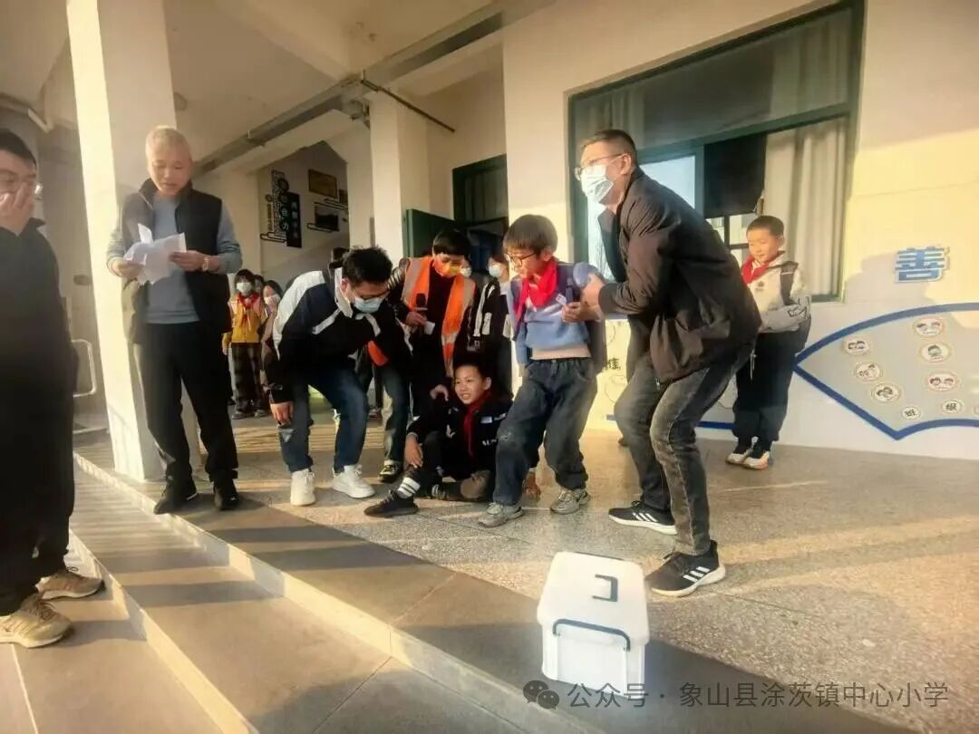 聚焦校車安全,筑牢生命防線——涂茨小學(xué)校車安全應(yīng)急演練紀實 聚焦校車安全,筑牢生命防線——涂茨小學(xué)校車安全應(yīng)急演練紀實