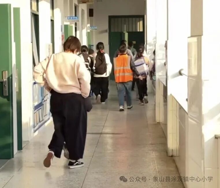 聚焦校車安全,筑牢生命防線——涂茨小學(xué)校車安全應(yīng)急演練紀實 聚焦校車安全,筑牢生命防線——涂茨小學(xué)校車安全應(yīng)急演練紀實