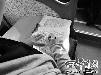 校車“特權(quán)”有名無實(shí) 上路難獲尊重少有車輛避讓 校車“特權(quán)”有名無實(shí) 上路難獲尊重少有車輛避讓