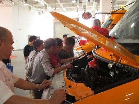 來自基層學校的校車司機現場對新校車進行檢測。