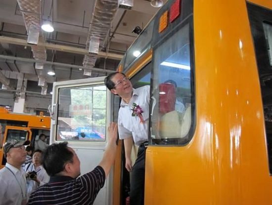 葛建中副廳長在展區現場體驗感受新校車的性能與舒適度。