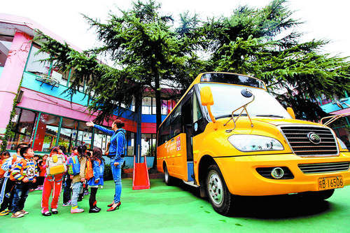 蕪湖首輛“大鼻子”校車上路 借鑒美國校車經典造型